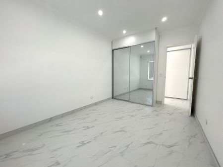 Spacious 4 Bedroom Home - Photo 4