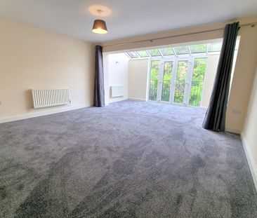 4 Bed Terraced House, Edgar Wallace Close, SE15 - Photo 2