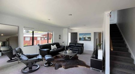 Modern Living in Westown, 4 bedroom, 2 bathroom - Photo 5