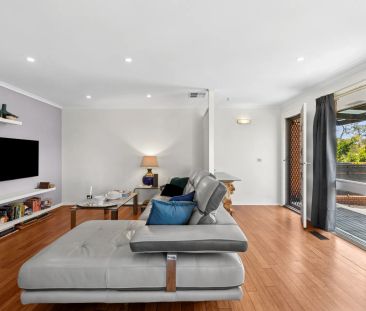 Free standing home on private block - Photo 1