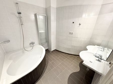 TOPLAGE NÄHE THERESIANUM | EXKLUSIVE, HELLE 5-ZIMMER | ALTBAU MIT GARTENSEITIGEM BALKON | U-BAHN-NÄHE - Photo 4