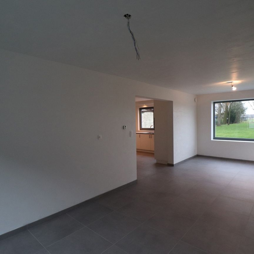 Gerenoveerde woning met 3 slaapkamers, terras met tuin en carport. - foto 1