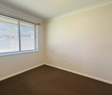 Stylish 3-Bedroom Family Home in South Penrith - Photo 5