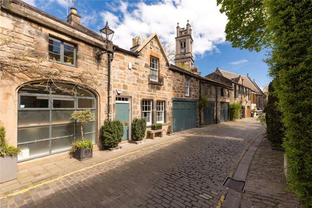 A magnificent mews house situated on one of Edinburgh's most sought after addresses with a private patio garden to the rear. - Photo 1