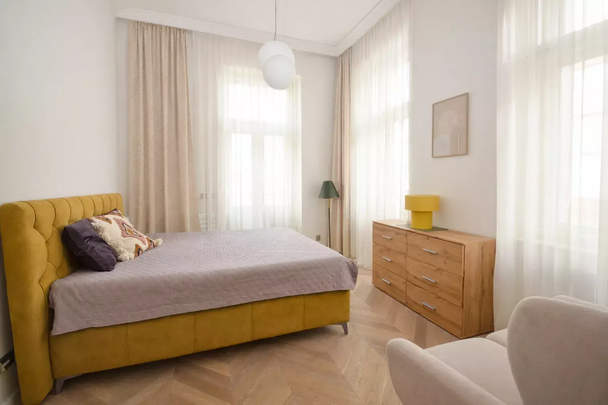 Stylový, plně zařízený apartmán 2+kk, v historickém domě Clock Palace, Praha 2 – Vinohrady. - Photo 1