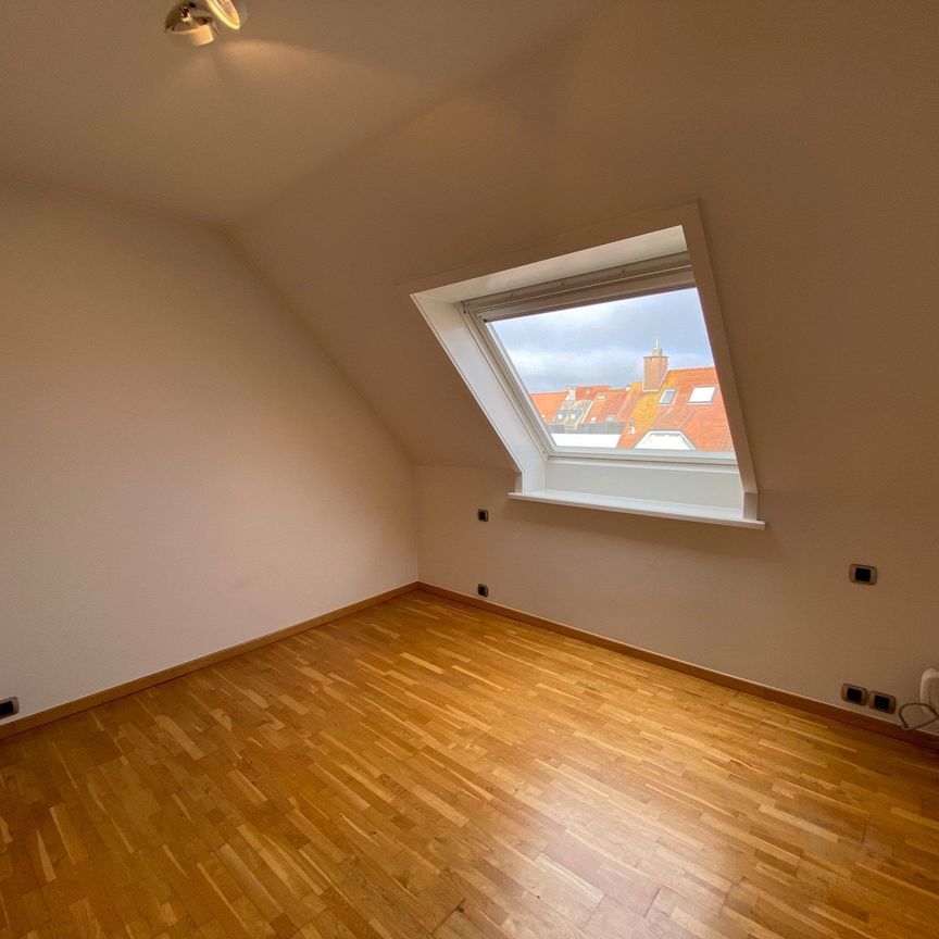 ONGEMEUBELD - Lichtrijk duplex-appartement te Paul Parmentierlaan met ruime terrassen op wandelafstand van de Zeedijk. - Foto 1