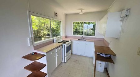 WELL PRESENTED UPSTAIRS Flat with fantastic views from the deck: - Photo 4