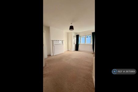 4 bedroom semi-detached house to rent - Photo 2