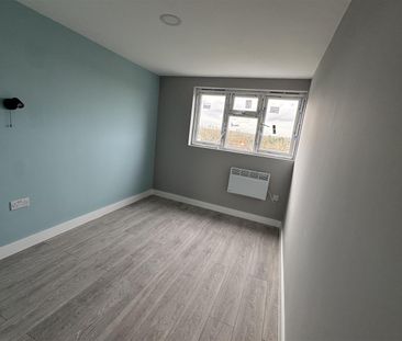 York Road, Northwood HA6, London - Photo 2