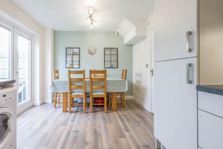 4 bedroom end of terrace house to rent - Photo 4