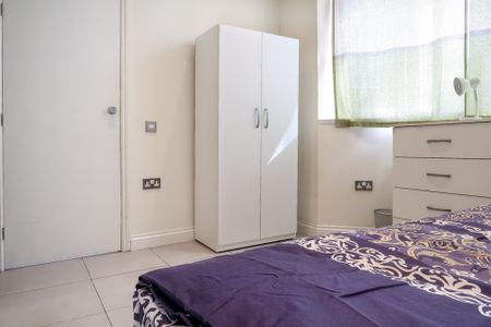 RM1 Coronation Road | Plaistow | London | E13 9QB - Photo 2