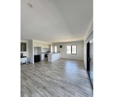 Near New 3 Bedroom Townhouse - Photo 2