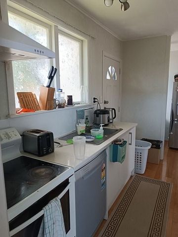 Renovated family home with spacious garden - Photo 2