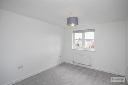 3 bed House - Detached To Let - Photo 2