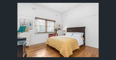 Sun Filled Deco On The Hill – Access from Gurner Street - Photo 2