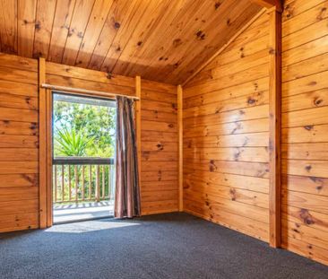 Elegant Three-Bedroom Family Home in Glendene, Auckland - Photo 3