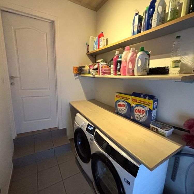 Zeer verzorgde woning met 2 slaapkamers, ruime garage en aangelegd terras op 2a 40ca. - Photo 1