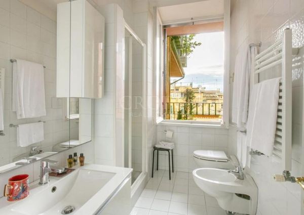 A Charming Penthouse with a Balcony in the Heart of Rome. In Residence with consierge, A/C , WIFI.Rif. #1946