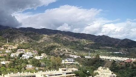 Luxury penthouse for rent in The Golden Mile, Marbella, Andalusia - Photo 3