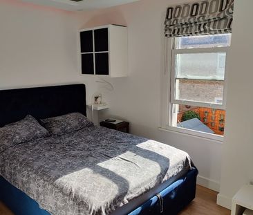 1 Bed Flat, West Gardens, SW17 - Photo 2