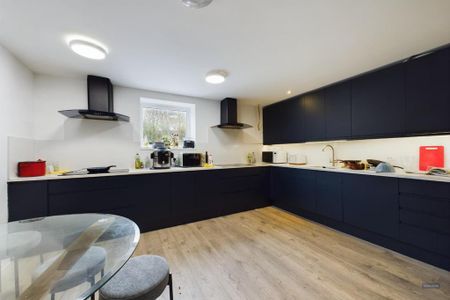 1 bedroom in a house share to rent - Photo 2