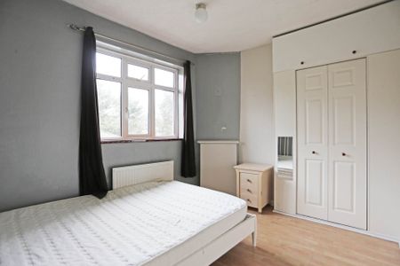 Price £2,200 pcm - Available Now - Part Furnished - Photo 4