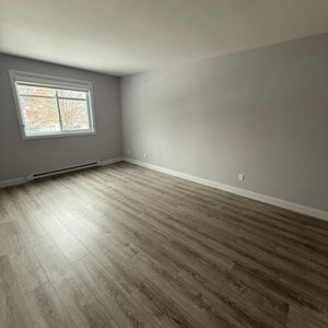 Grand 5½ rénové, 3 chambres, clim, 2 stationnements + rangement privé, dispo maintenant - Photo 2