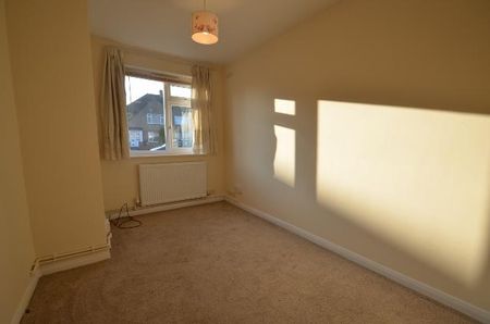 Glebe Avenue, Ickenham, UB10 - Photo 4
