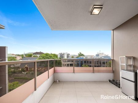 Resort-Style Living in a Modern Toowong Apartment - Photo 2