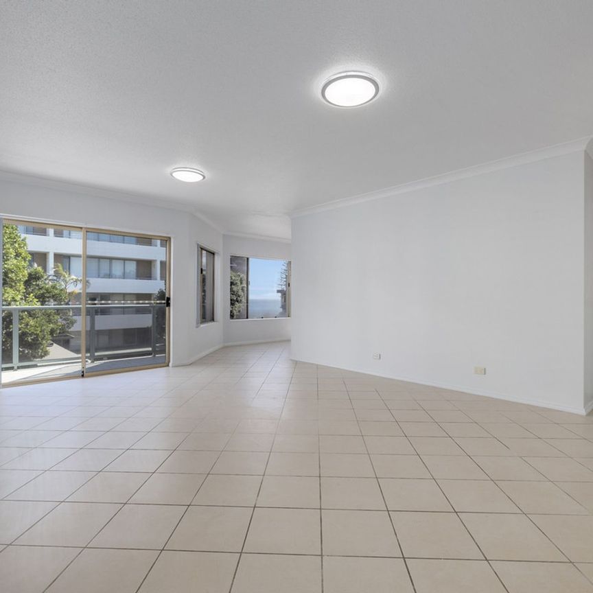 Light-Filled Apartment Only 350m To Town Beach! - Photo 1