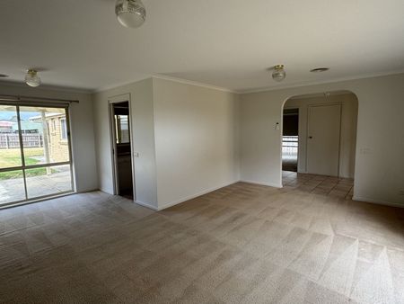 Large 4 Bedroom House - Photo 2
