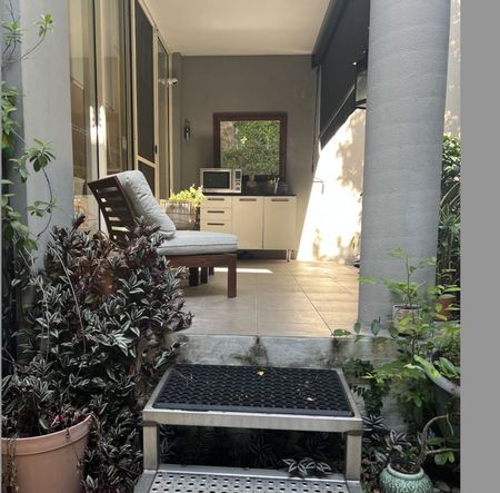 Fabulous Fully Furnished Garden Apartment In Ideal Location - Photo 4