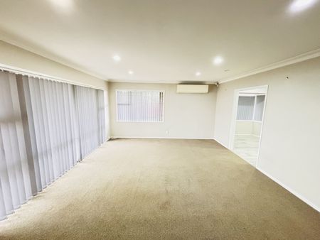 MANUKAU CITY CENTER, 3 BEDROOMS - Photo 2