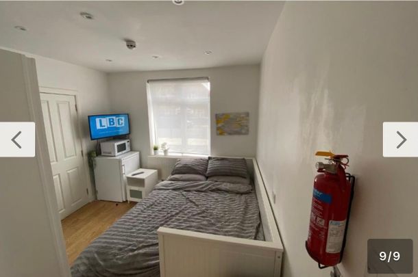 Studio Flat, Saxon Drive, W3 - Photo 1