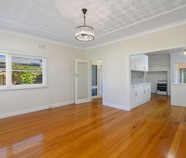 Centrally located, three bedroom, period home - Photo 5