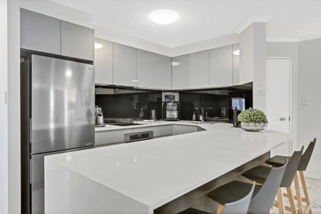 Immaculate 3-Bedroom Furnished Apartment with Private Rooftop & River Views - Photo 3