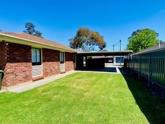 Refurbished 3 Bedroom Home - Spacious Grounds - Photo 1