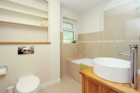 1 bedroom Flat To Let - Photo 2