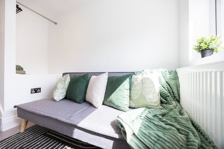 3 Bed Flat, Devonport Road, W12 - Photo 4