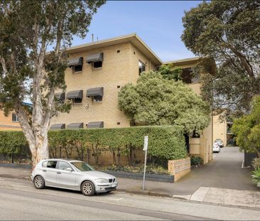 2 BEDROOM APARTMENT WITH PRIVATE BALCONY AND AIR CONDITIONING - Photo 2
