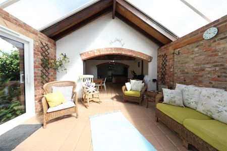 6 bedroom detached house to rent - Photo 4