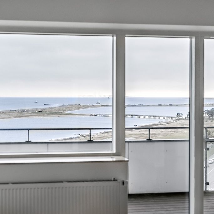 (UDEN BOPÆLSPLIGT) Eksklusiv lejlighed med to store altaner og udsigt til både hav og by - Photo 1