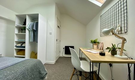 Double Ensuite bedroom in High spec house share - Photo 3