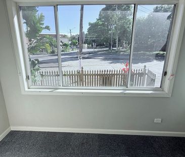 Light-Filled 2 Bedroom Pet Friendly Home - Photo 4