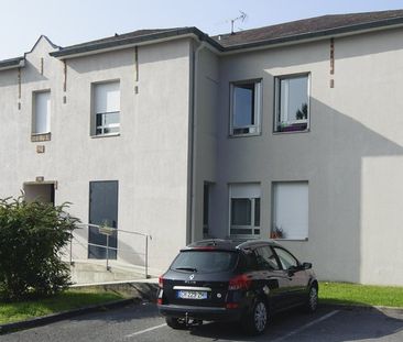 Quartier mézières, appartement de type 4 comprenant, séjour avec cuisine semi-ouverte et placard de rangement, 3 chambres fermées, salle de bain avec baignoire, wc séparé - Photo 1