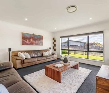 Modern Family Home - Photo 3