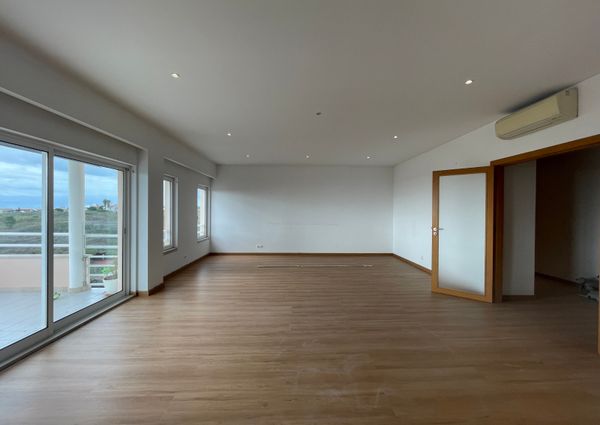 Apartamento T3 com estacionamento e vista de mar em Santo Amaro de Oeiras