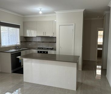 2/125 Fordholm Road, Hampton Park VIC - Photo 3