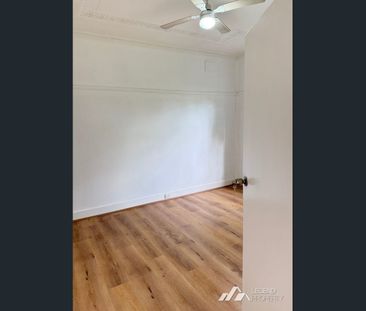 Renovated Character Home 270 m to Station - Photo 3
