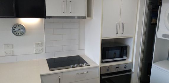 Charming Two-Bedroom Apartment in Prime Takapuna Location - Photo 2